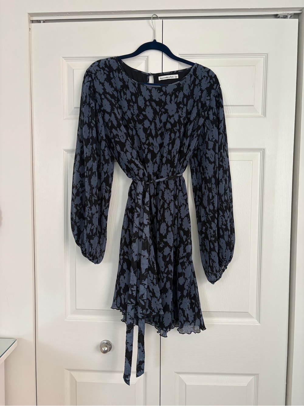 Abercrombie & Fitch Lightweight Blue and Black Floral Long-Sleeve Dress